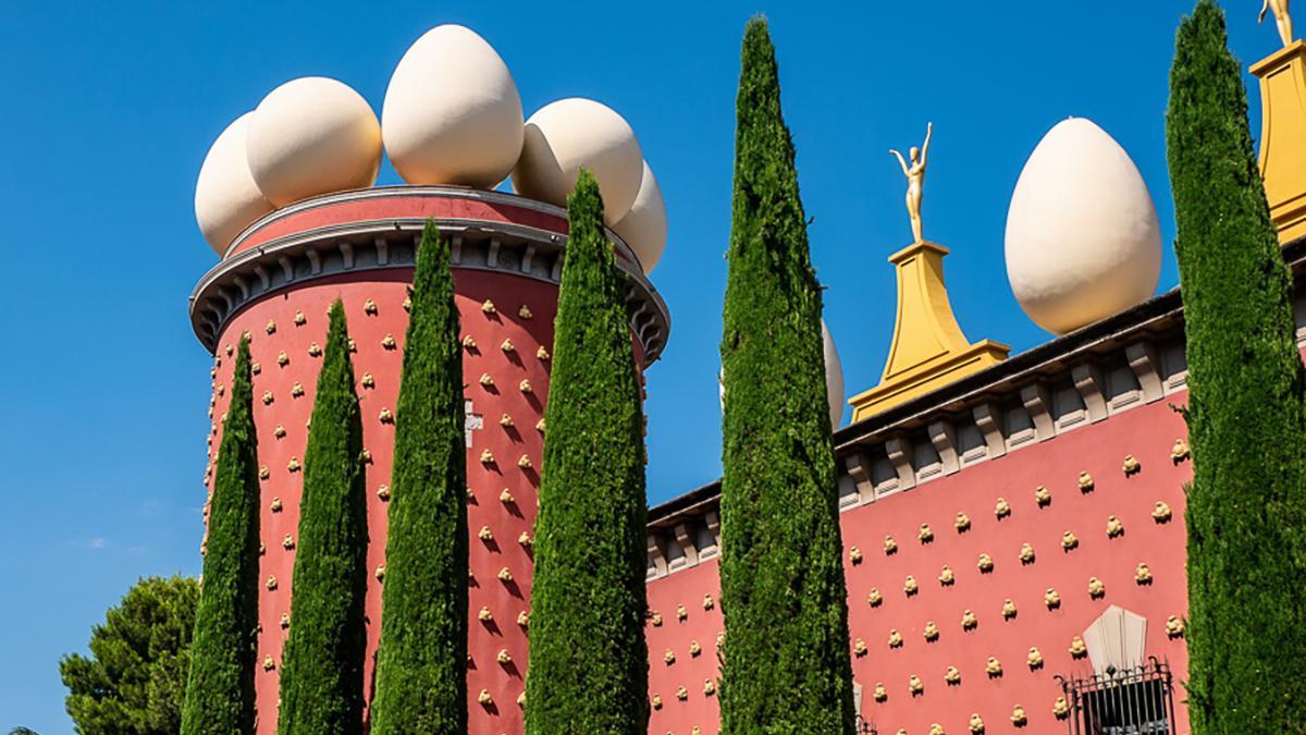 Sumergirse en el universo onírico de Dalí es el punto de partida de un viaje que une arte, paisaje y territorio.