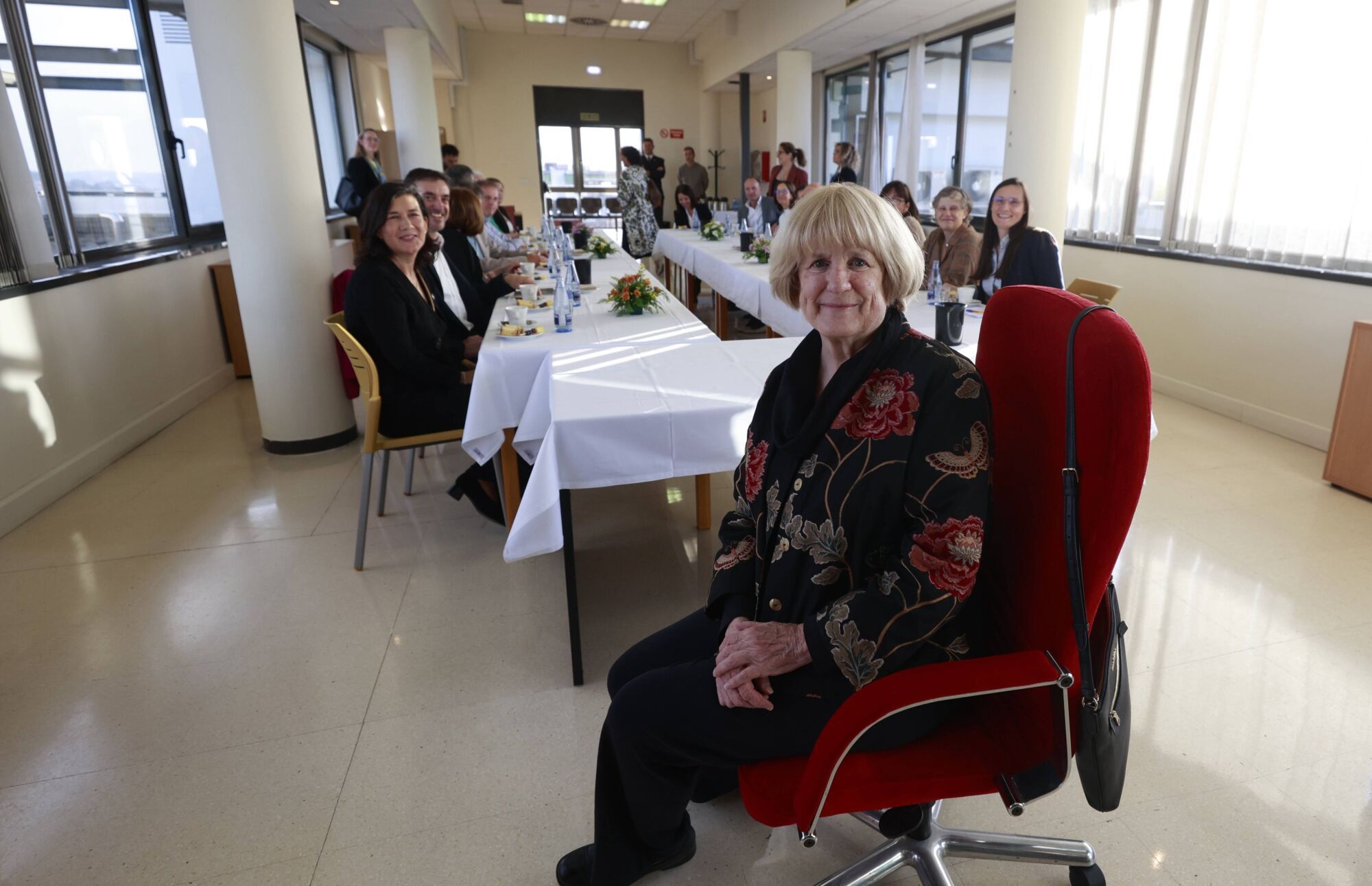 Marie-Claire King visita el Instituto Universitario de Oncología y mantiene un encuentro con profesores y estudiantes en la Facultad de Medicina
