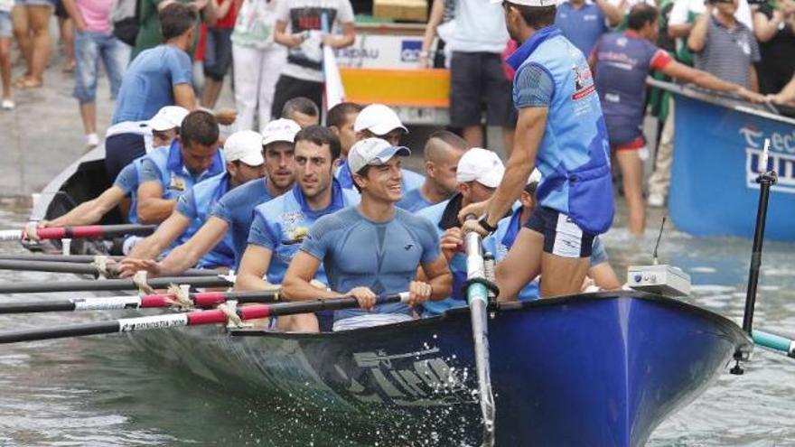 La tripulación de Tirán tras la disputa de la Bandera de La Concha del año pasado. // Álvaro Fdez Etxeberría