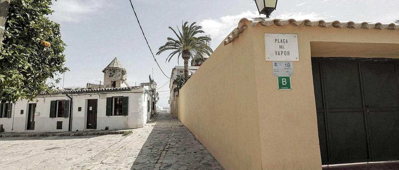 El muro que divide la plaza del Vapor e impide su uniÃ³n con el mirador, desde donde antaÃ±o los vecinos veÃ­an llegar los barcos a vapor.