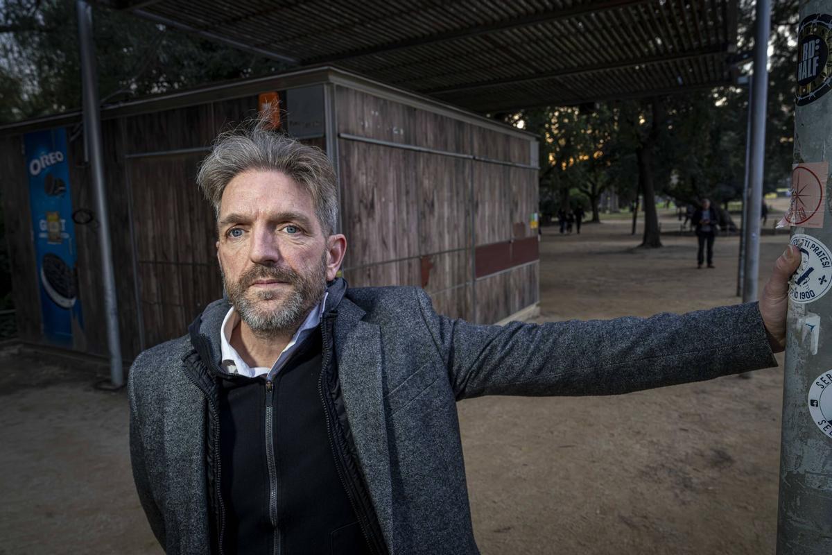 Enric Amatller, este miércoles, delante del chiringuito, ya cerrado, de la zona de la cascada, en la Ciutadella.