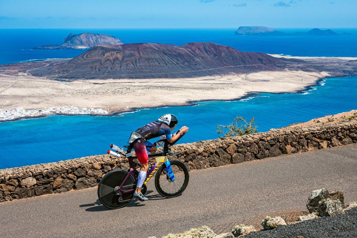Un triatleta en el Ironman Lanzarote 2025 en el Mirador del Río, en Haría, en el norte de Lanzarote