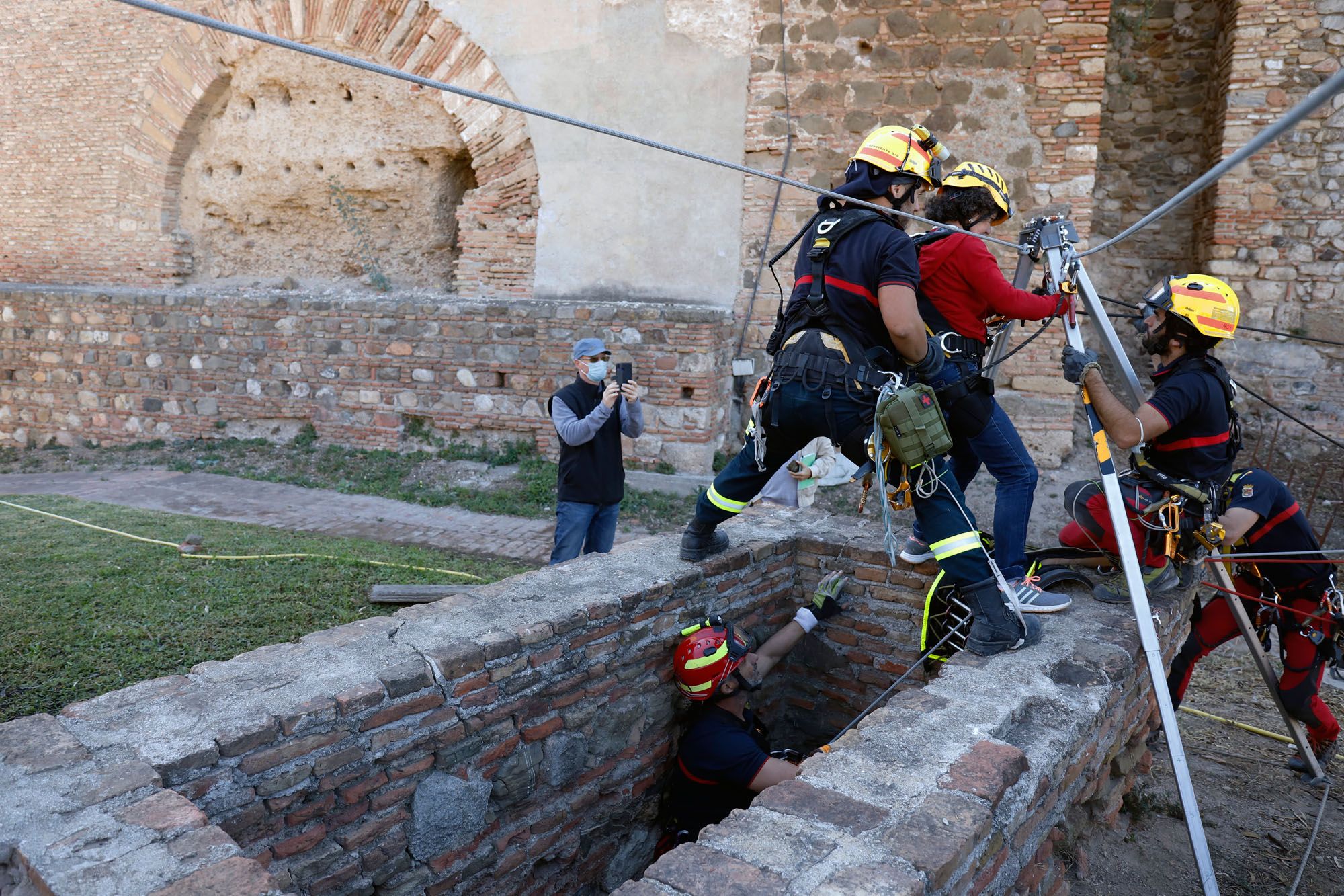 Los bomberos inspeccionan dos pozos en la Alcazaba y Gibralfaro. Foto: Álex Zea