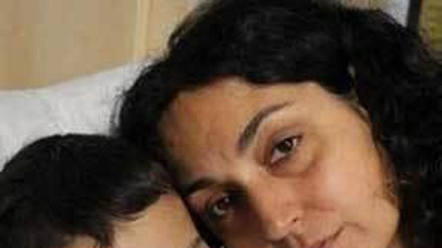 Ashya King, con su madre.