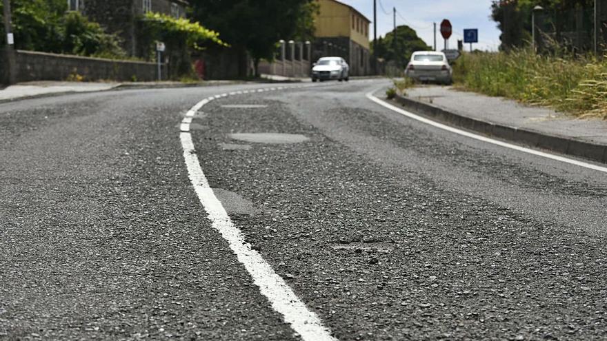La carretera Silleda-Laro fue pintada meses atrás por encima del firme en mal estado.
