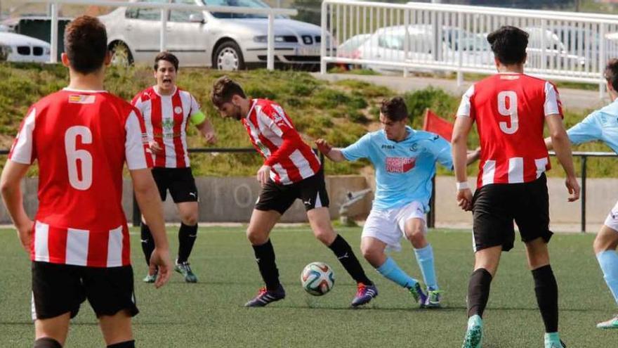 Un jugador del Carbajosa de la Sagrada trata de robar el balón a un futbolista del Zamora B.