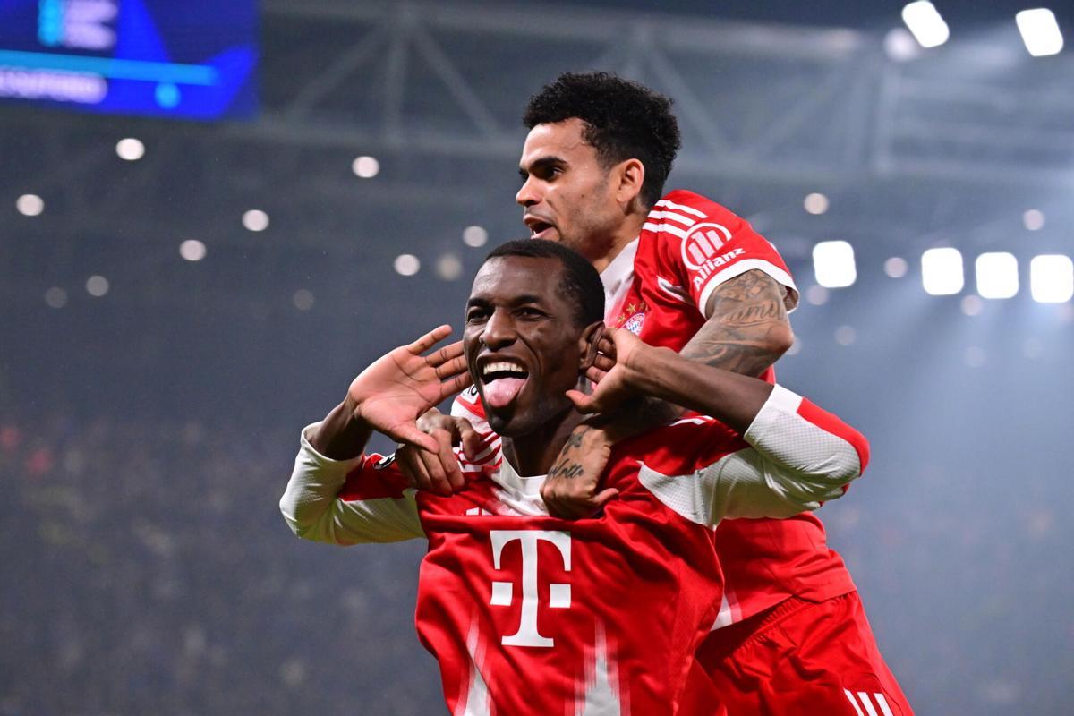 Nico Jackson, con Luis Díaz detrás, celebra su gol en la goleada del Bayern de este martes ante el Atalanta.
