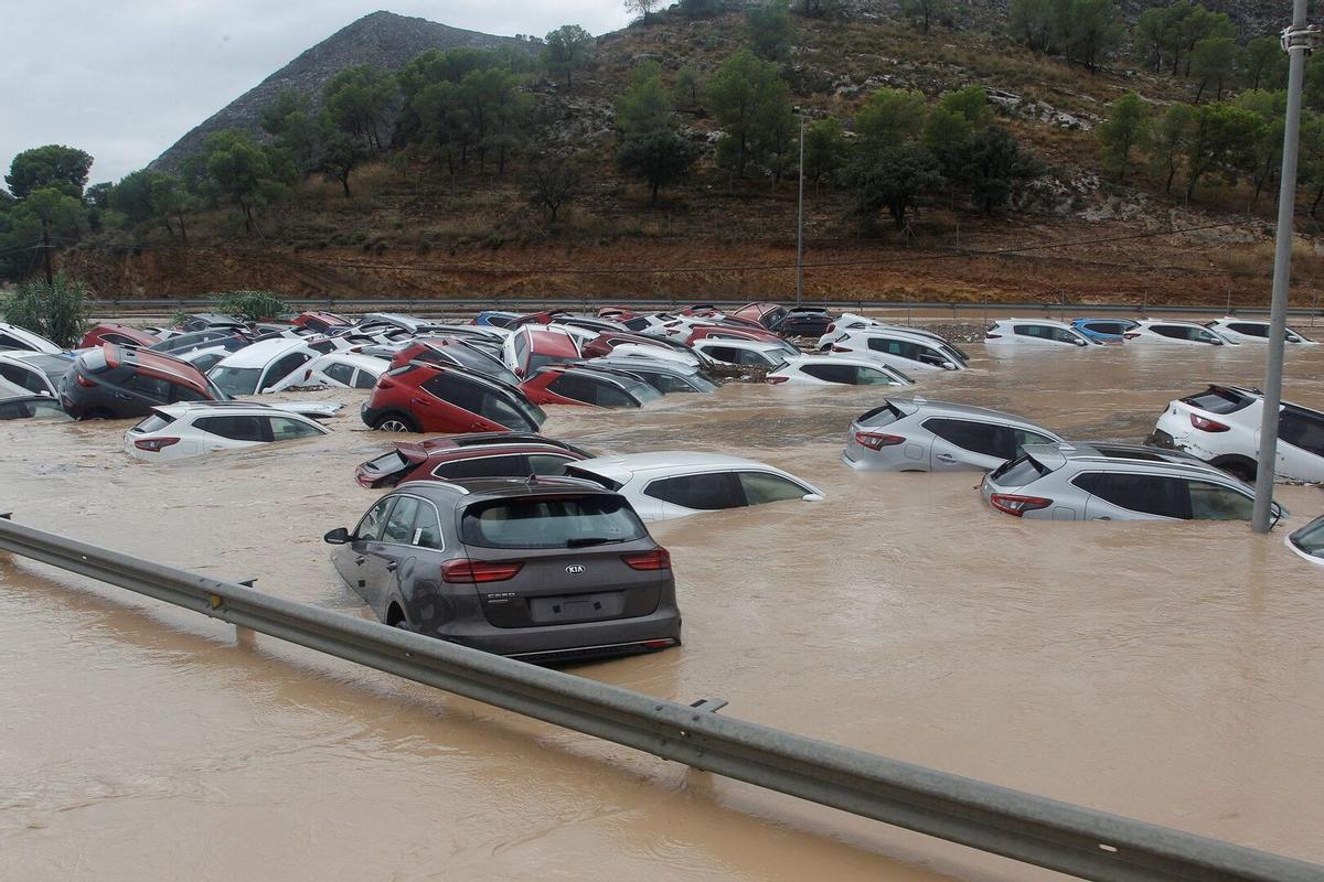 Coches atrapados en una inundación