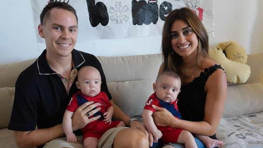 El escolta estadounidense, en su casa de Las Palmas, con su mujer y sus gemelos, que todavía no han cumplido un año.