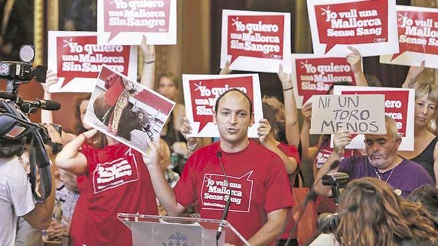 Representantes antitaurinos en el Pleno de Cort.