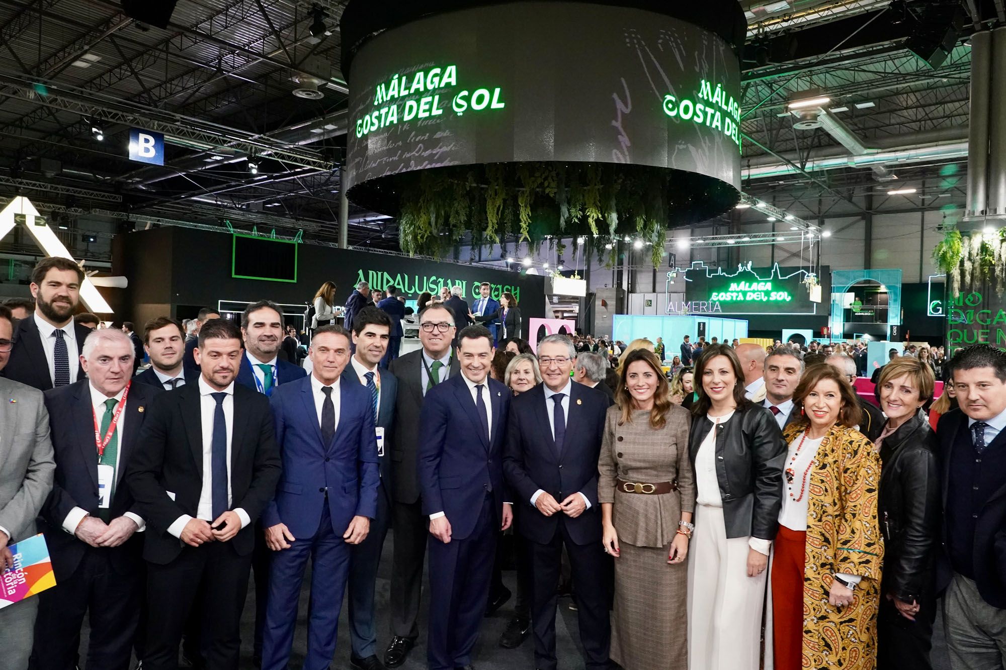 Juanma Moreno, en la jornada inaugural del stand de Andalucía en Fitur 2024.