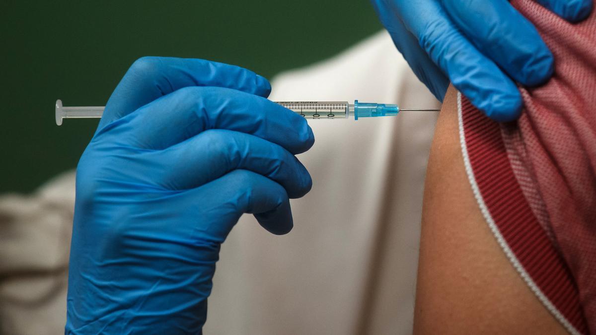 Una persona recibe la vacuna contra el COVID.