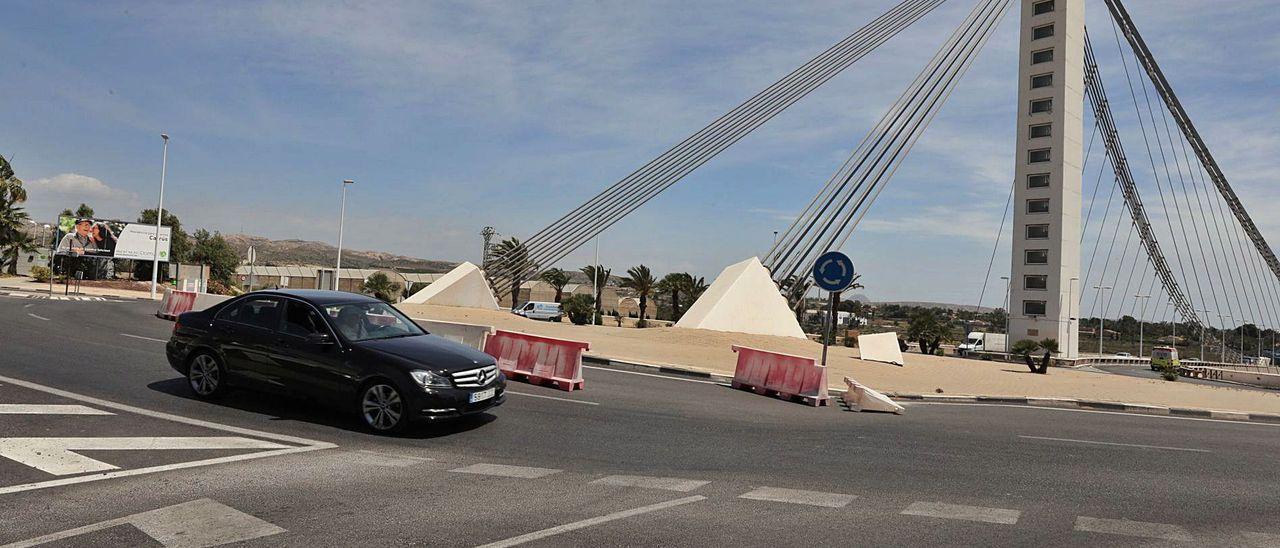 El Puente del Bimil·lenari donde hay socavones