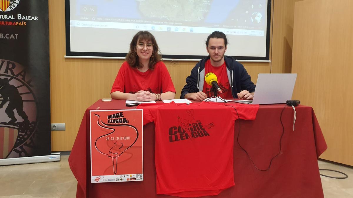 La secretaria de Joves de Mallorca per la Llengua, Margalida Francisca Janer, y el presidente de la entidad, Pau Emili Muñoz, en la presentación del Correllengua 2022.