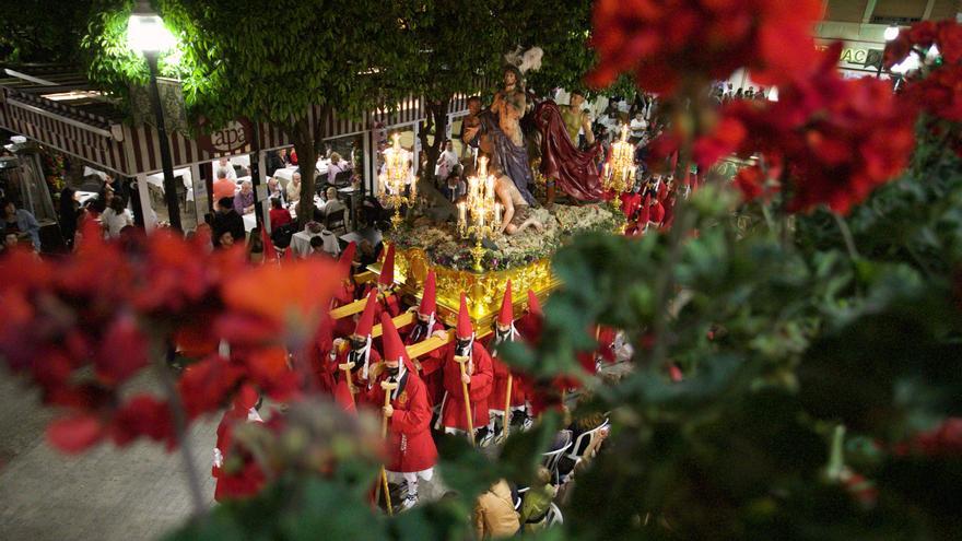 La Caridad está en la calle: fervor de color corinto dedicado al mandamiento de amor de Jesús