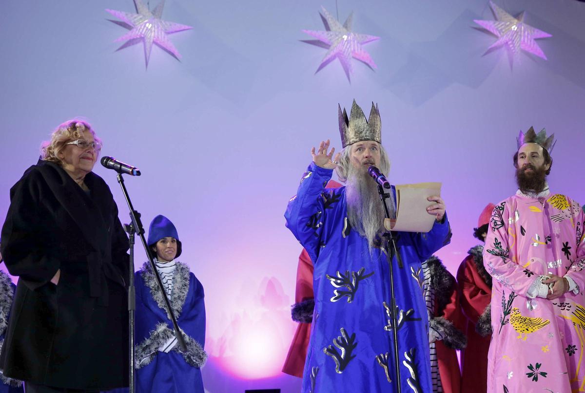 Manuela Carmena, con los reyes Mechor y Gaspar, en la Cabalgata de Reyes de Madrid de 2016.