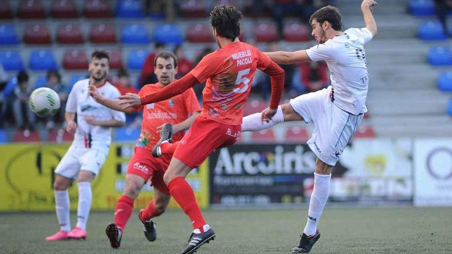 Nacho Calvillo realiza un disparo a portería ante la presión del central del Colunga Marcos.