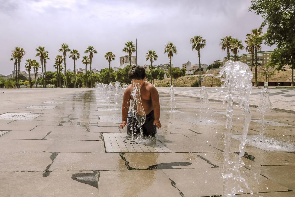 PALMA, UN NIÑO SE REFRESCA EN LA FUENTE DEL PARC DE SA RIERA DEBIDO A LAS ALTAS TEMPERATURAS DURANTE EL DIA DE HOY