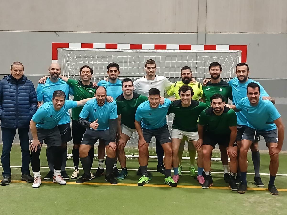 Los equipos Educación y Hospital A, en el descanso de un partido en la Ciudad Deportiva.