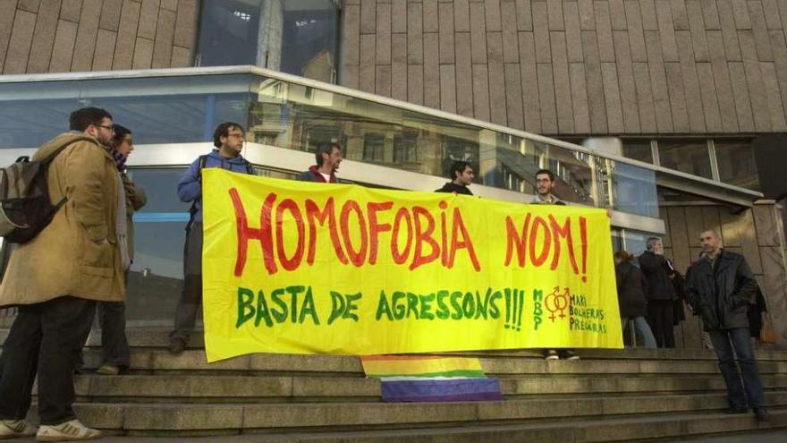 Manifestación contra la homofobia a las puertas de los juzgados de A Coruña.