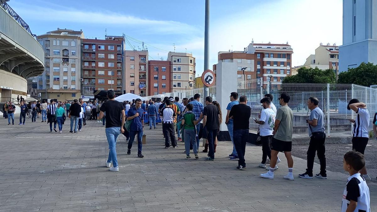 Largas colas en la previa del partido para recibir el libro del Centenario.