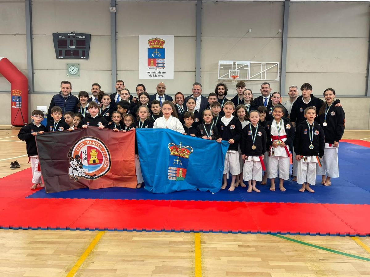 Los medallistas del Tai- Jitsu Llanera tras la competición