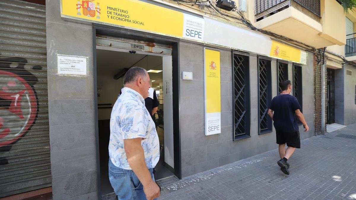 Exterior de una oficina del SEPE en la capital cordobeses.