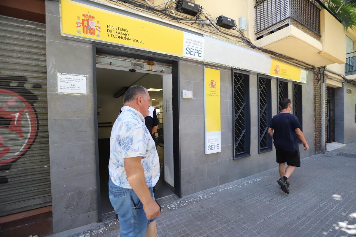 Exterior de una oficina del SEPE en la capital cordobeses.