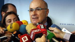 Duran Lleida atén els mitjans de comunicació.