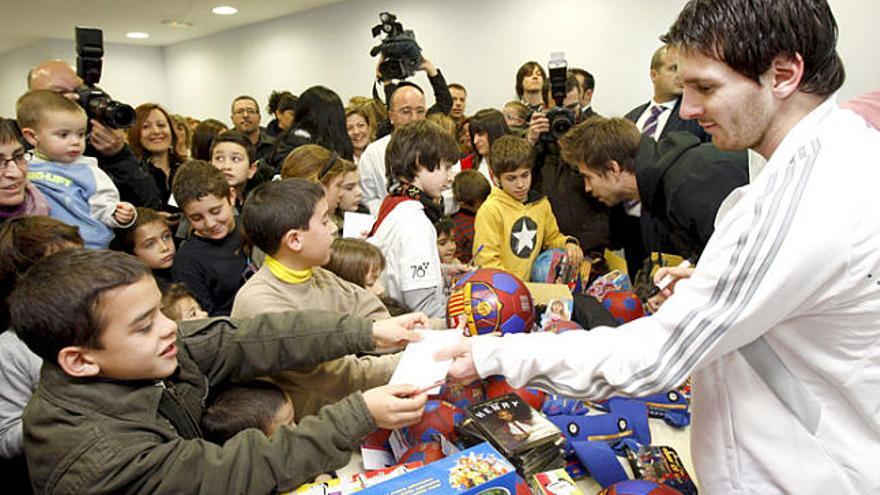 Leo Messi firmant un autògraf durant la visita que va fer ahir a l&#039;Hospital de Nens de Barcelona.