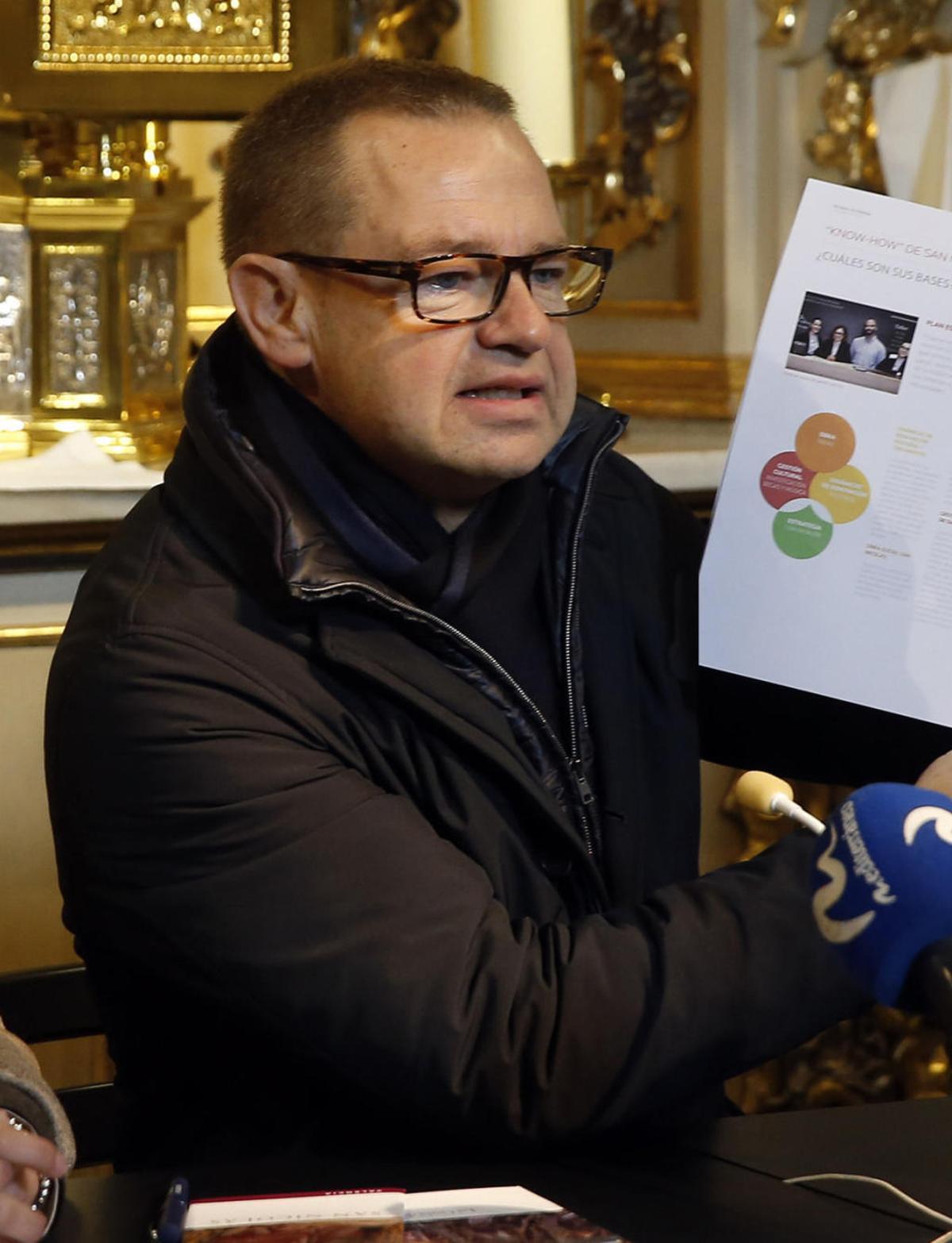 Corbí señala a un cardenal también fallecido el control de la fundación del papa