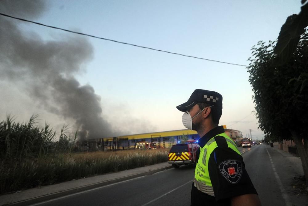 Arde una tienda de neumáticos en Murcia