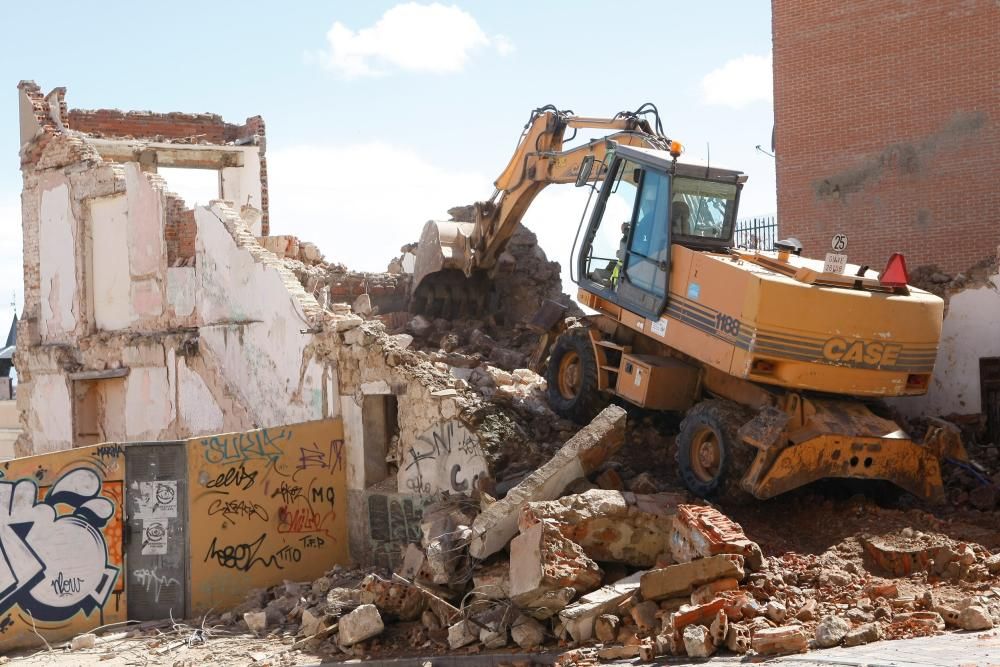 Derribo de una casa en la cuesta del Piñedo