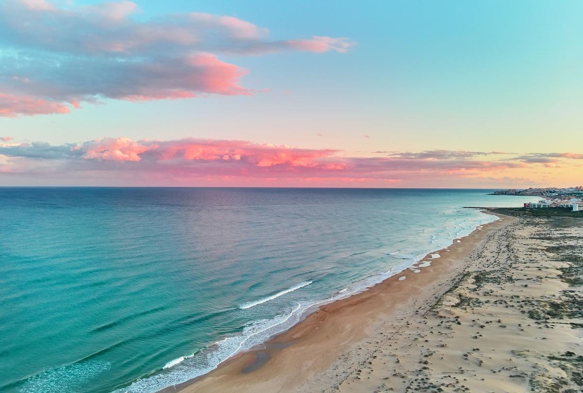 La Costa Blanca suma más de 240 kilómetros de litoral, y esos son muchos kilómetros.