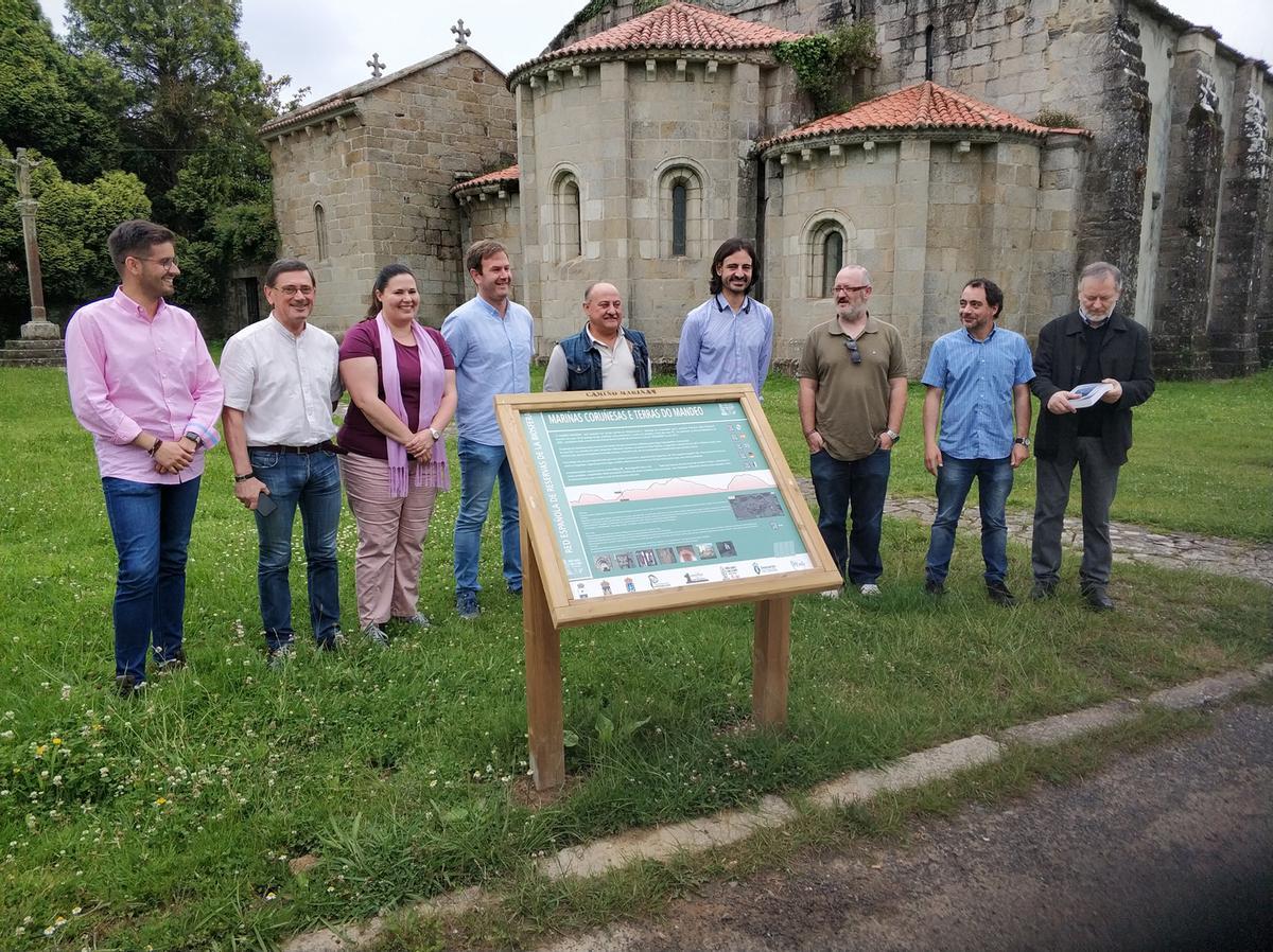 Políticos de Sada, Betanzos y Bergondo y representantes de entidades culturales durante la presentación del Camiño Mariñán en 2018.