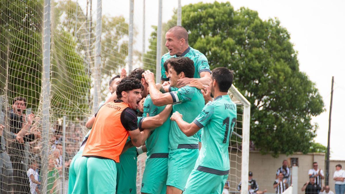 Los jugadores del Badajoz celebran juntos el primer gol de Borja Domingo en Calamonte.