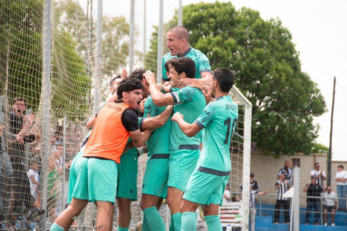 Los jugadores del Badajoz celebran juntos el primer gol de Borja Domingo en Calamonte.