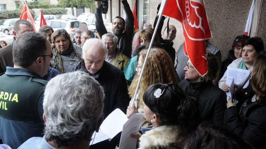 Protesta de extrabajadoras a las puertas de la Residencia Valle-Inclán. // Noé Parga