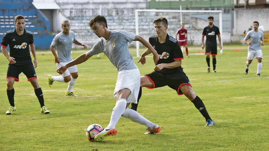 Edu Bedia controla el balón ante un jugador de la selección AFE.