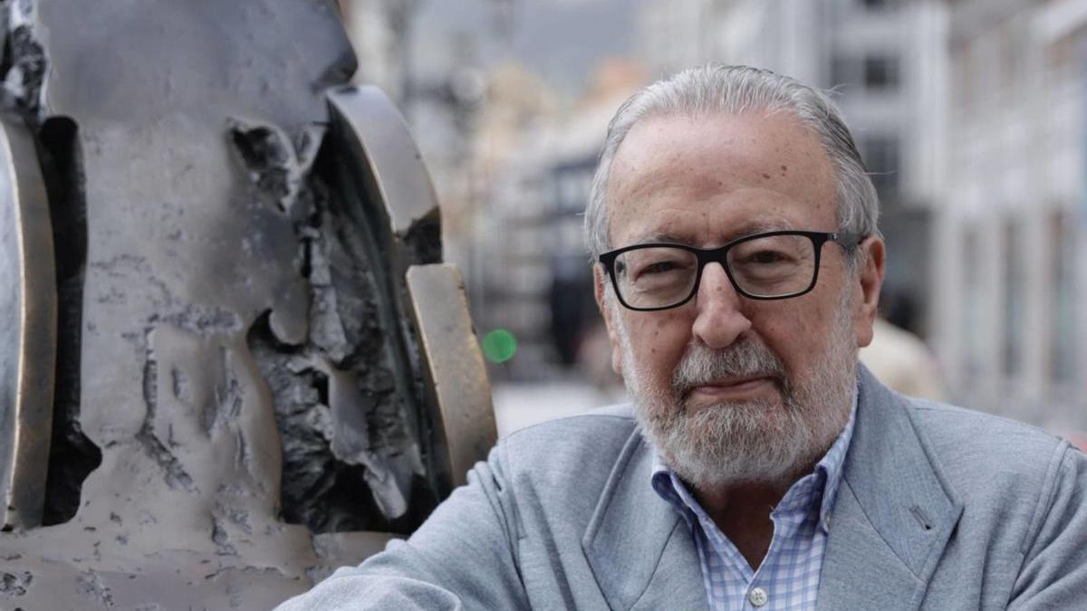 El periodista José Ramón Pardo, en la plaza de la Escandalera de Oviedo.