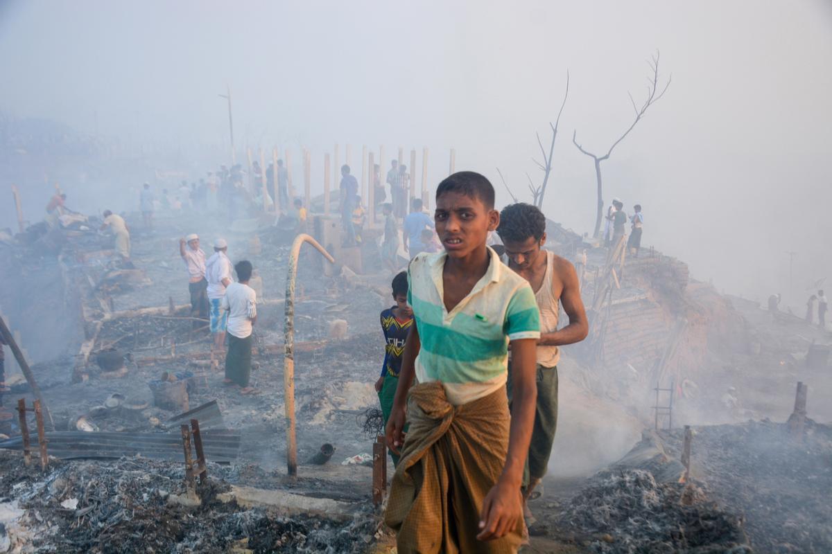 Un gran incendio en un campo de refugiados rohingya en el sureste de Bangladesh el domingo quemó 2.000 refugios, dejando a unas 12.000 personas sin hogar