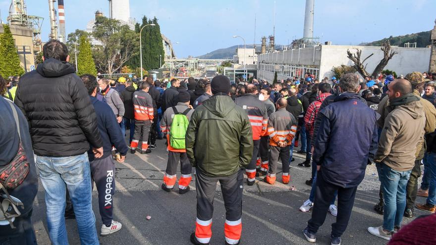 Trabajadores de la refinería de A Coruña y de auxiliares cortan el tráfico tras el accidente laboral con un fallecido y un herido