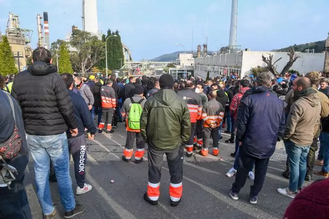 Trabajadores de la refinería de A Coruña y de auxiliares cortan el tráfico tras el accidente laboral con un fallecido y un herido