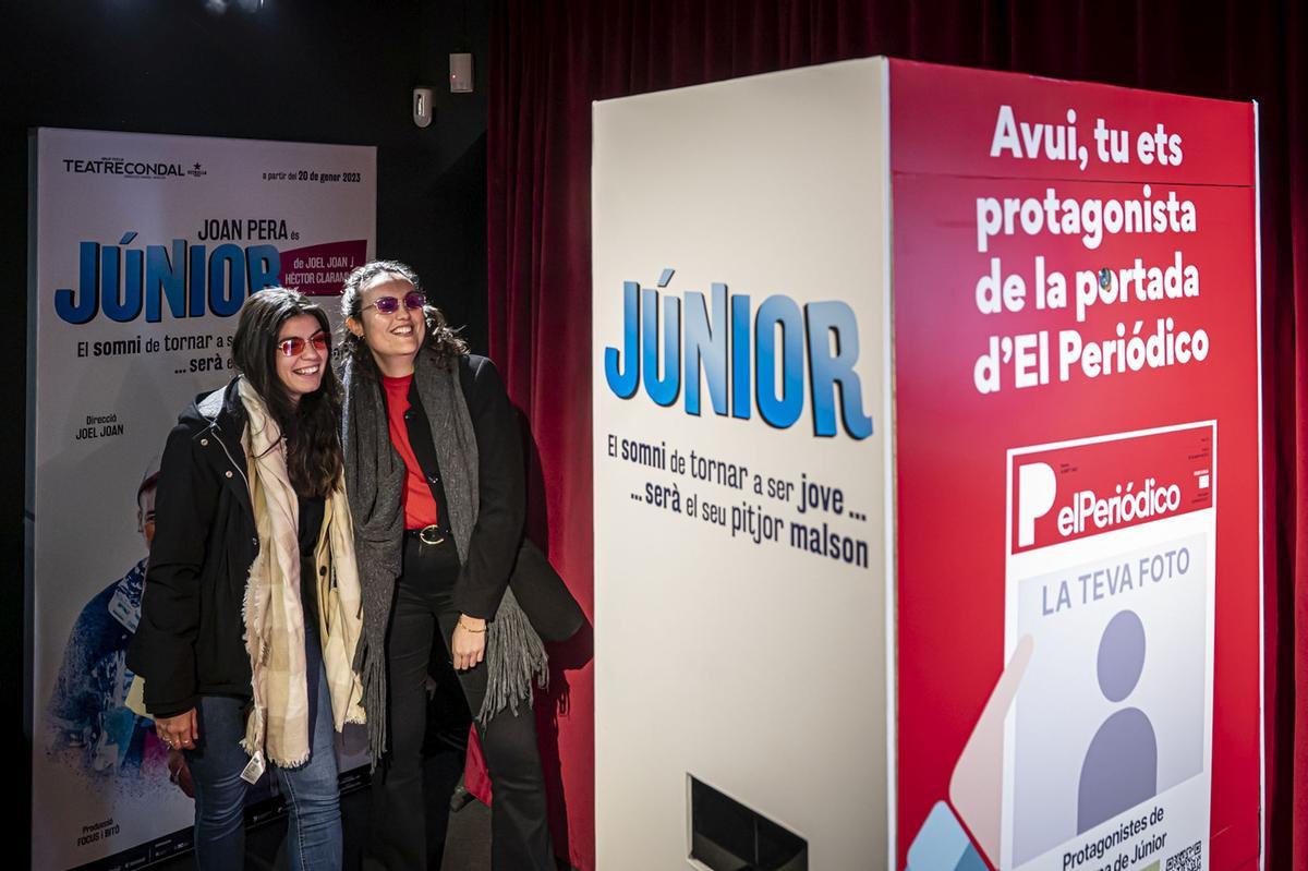 El estreno de Júnior en el Teatre Condal, la nueva comedia protagonizada por Joan Pera, fue divertida desde el primer momento. Nada más llegar a la sala del Paral.lel el público se ambientó en la historia gracias a un fotomatón