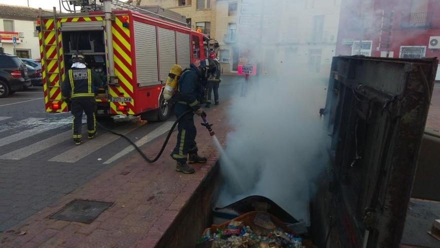 Apagan un incendio de contenedores subterráneos en Ceutí