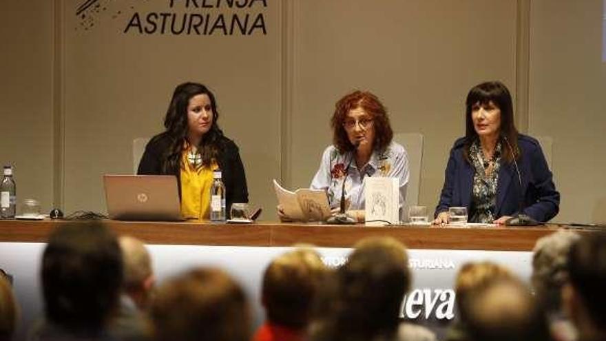 Por la izquierda, María Latores, Ana Paz Paredes y Mari Luz Pontón.