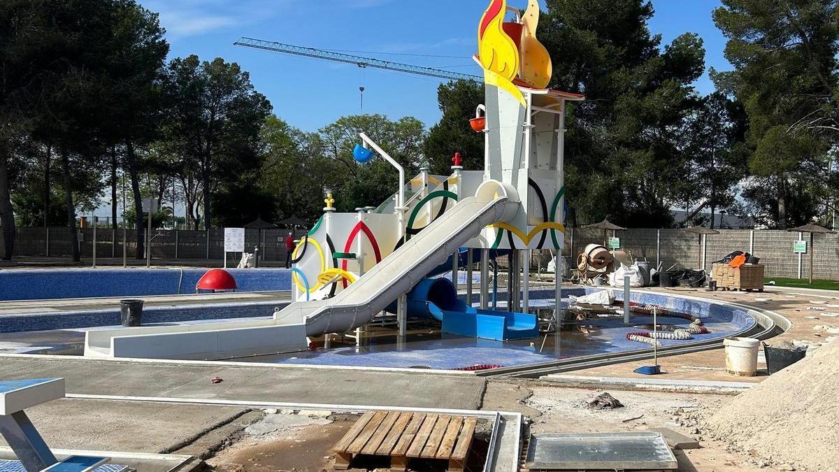 Piscina municipal de Algemesí, que se vio afectada por la dana, en obras.
