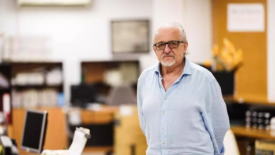 Vídeo | Tiene 65 años, lleva 43 en la UNED de Mérida y no piensa en jubilarse: "Vamos partido a partido"