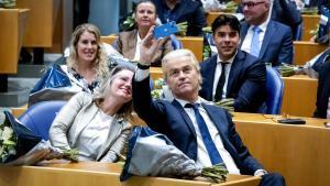 El líder del PVV, Geert Wilders, se toma un selfie con los diputados de su grupo durante la constitución del Parlamento neerlandés, este miércoles.