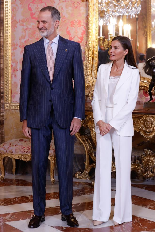 El rey Felipe VI y la reina Letizia se reúnen con los miembros de la Fundación Princesa de Asturias